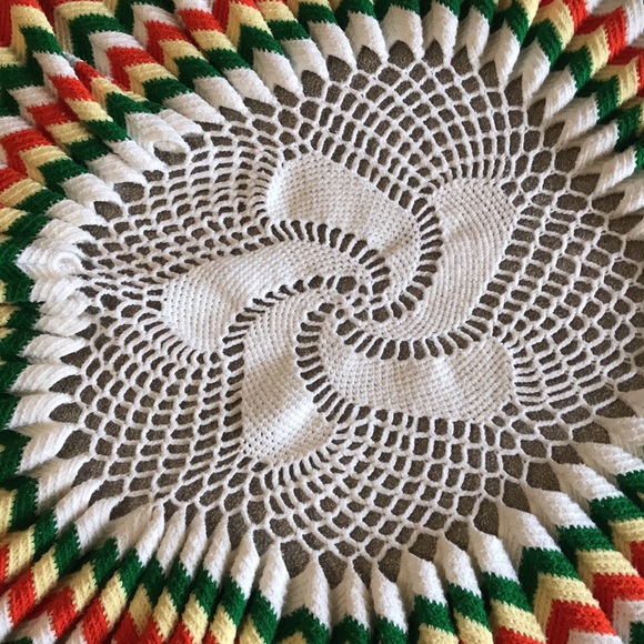 Vintage table Afghan cover - Picture 2 of 3